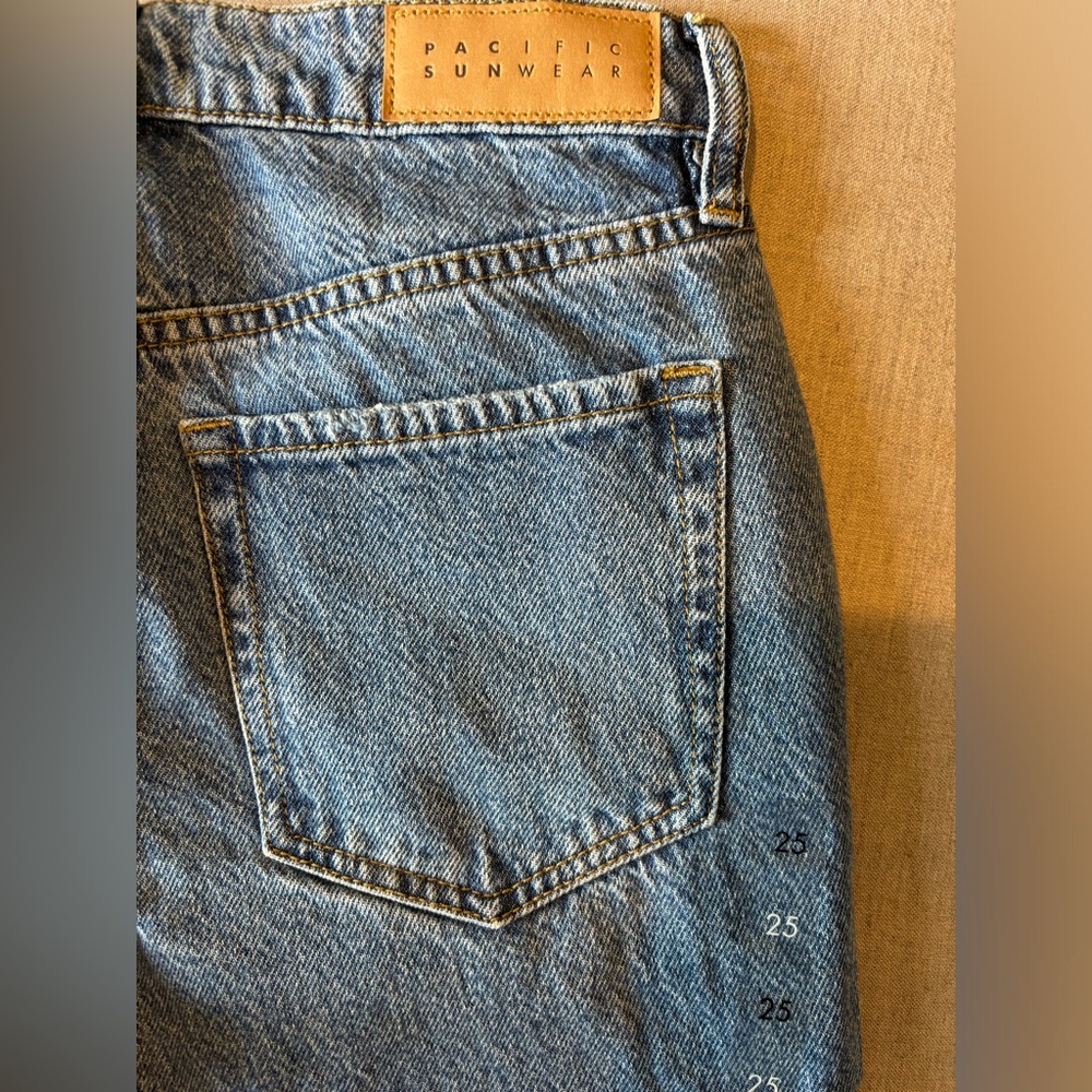 Pacsun women jeans. Style is 90’straight mid rise size 25. New with tags